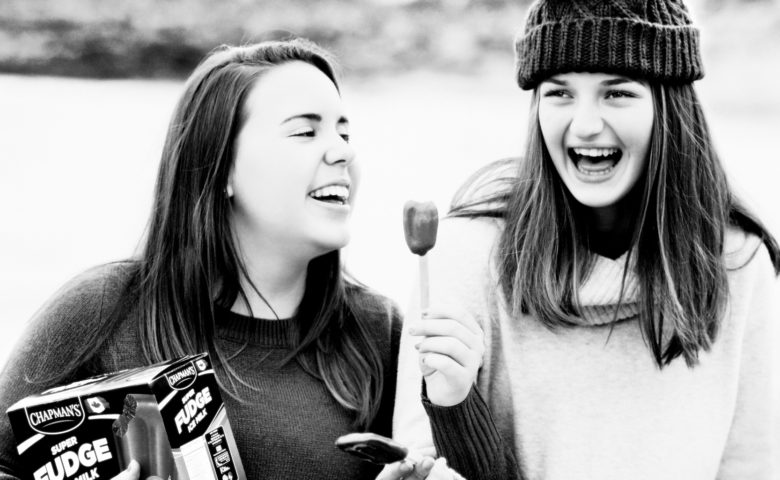 Deux filles rient en mangeant des barres Fudge de Chapman