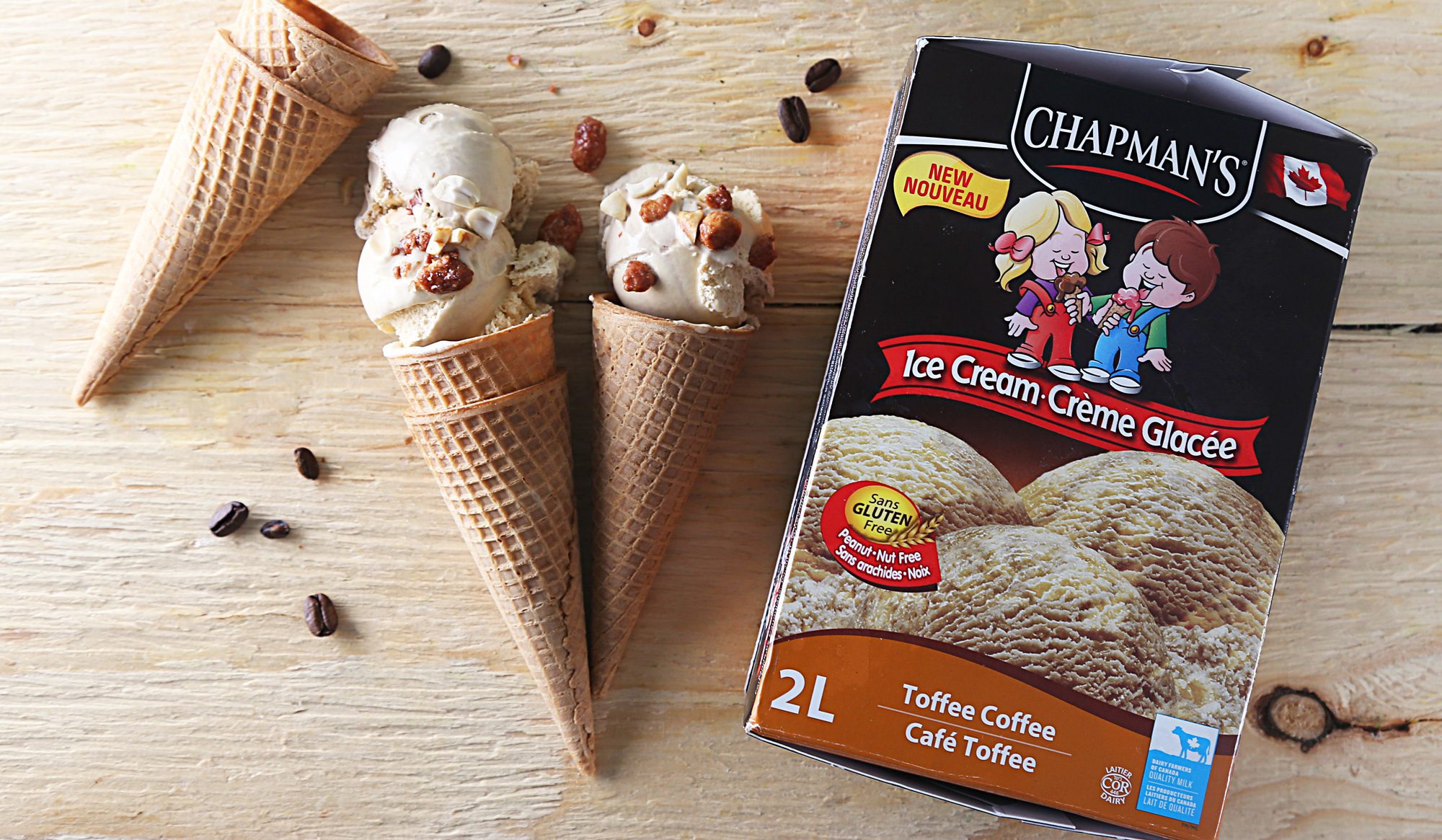 Chapman's Toffee Coffee Crème glacée originale glacée dans des cônes sur un fond texturé