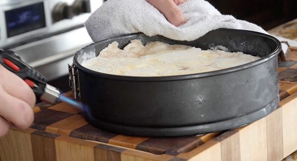 Une fois que le yogourt glacé est à nouveau congelé, étalez la garniture de tarte aux pommes uniformément