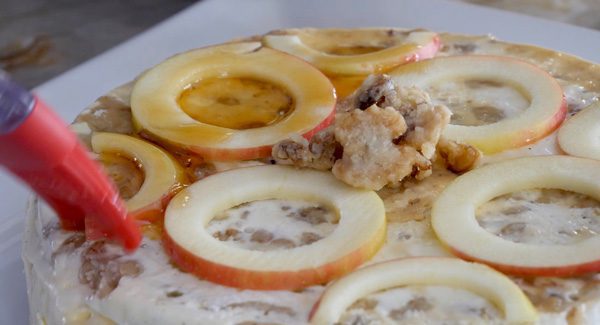 Badigeonnez le dessus du gâteau de sirop d’érable et placez-le au congélateur jusqu’au moment de servir.